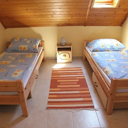 Andrea Apartmanhaz דירה *