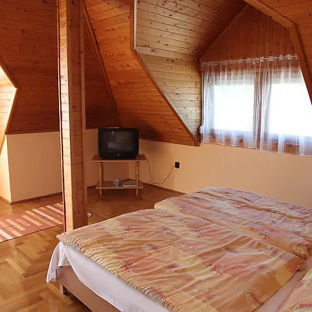 Andrea Apartmanhaz דירה